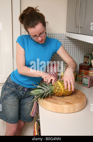 Taglio femminile un ananas Foto Stock