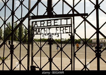 I cancelli di ingresso a Dachau, il tedesco campo di concentramento a nord di Monaco di Baviera Arbeit macht frei Foto Stock