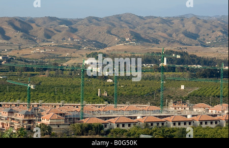 Alhaurin de la Torre Costa del Sol Malaga Provincia Spagna vista sulla campagna di gru e di costruzione casa Foto Stock