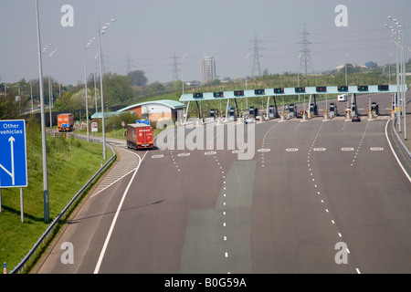 West Midlands UK caselli sulla M6 Toll Road HGV guida off per cabine speciali Foto Stock