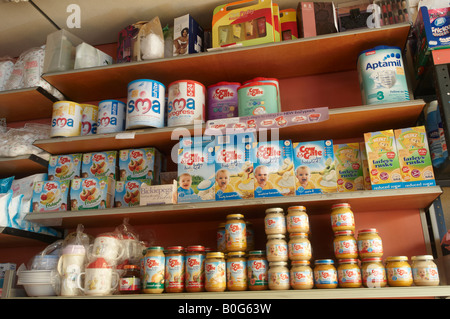 Alimenti per neonati, latte in polvere e set regalo su scaffali in farmacia farmacia Foto Stock