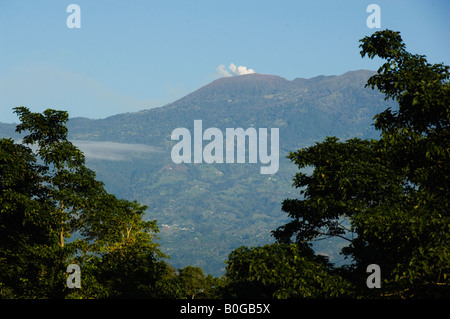 Vulcano Turrialba 3,340 m (10,958 ft) attivo con il vapore Costa Rica Dicembre 2007 Foto Stock