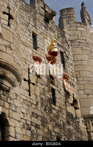 Stemmi ARALDICI SU MICKLEGATE BAR YORK muro romano estate Foto Stock