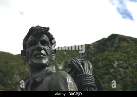 La testa e le spalle di una statua di Sir Edmund Hillary Mount Cook Isola del Sud della Nuova Zelanda Foto Stock