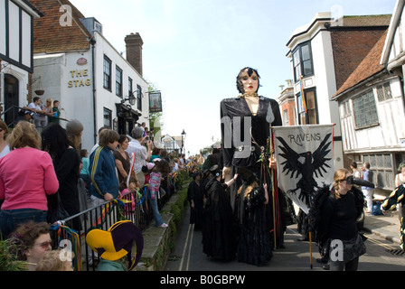 Sfilata dei giganti verdi Festival uomo Jack in the Green Hastings giorno di maggio 2008 Foto Stock