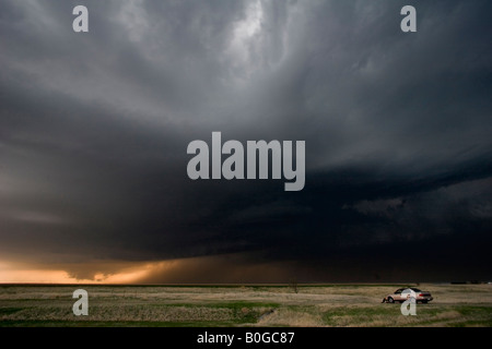 A Storm Chaser orologi un tornado ha avvertito supercell temporale nella North Central Kansas, 24 aprile 2008 Foto Stock