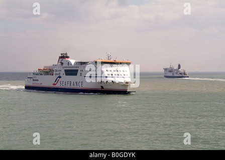 Cross Channel traghetti ferry boat nave roll on off inglese mare tariffe passeggeri galleggiante grande enorme booze cruise viaggio trasporto auto Foto Stock