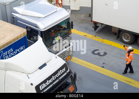 Logistica camion camion camion essendo caricato sul canale trasversale traghetto per auto export import trasporti trasporti e salute Foto Stock