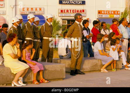 Soldati turchi in strada, Kyrenia, Cipro. Foto Stock