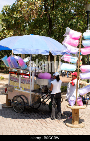 Caramella di cotone e popcorn fornitore nel parco di Chapultepec Città Del Messico Foto Stock