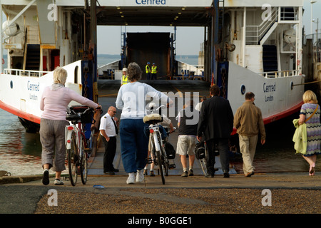 I ciclisti e passeggeri a piedi imbarco traghetti roro di Wightlink Azienda a Yarmouth Isle of Wight England Regno Unito Foto Stock