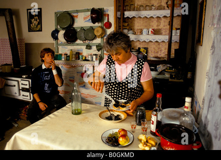 Un uomo e una donna nella loro cucina, San Gheorghe, Romania. Foto Stock