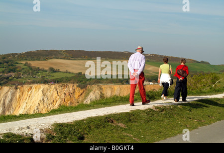 I turisti camminando sulla via costiera e la sabbia colorata scogliere di allume Bay Isola di Wight in Inghilterra Foto Stock