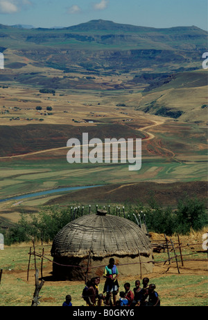 I bambini della tribù Xhosa al di fuori di una casa tradizionale, Sud Africa. Foto Stock