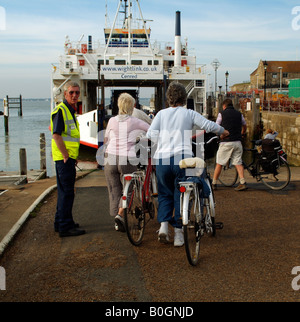 I ciclisti imbarco traghetti roro di Wightlink Azienda a Yarmouth Isle of Wight England Regno Unito Foto Stock