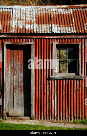 Un vecchio capannone rosso Lawrence Central Otago Nuova Zelanda Foto Stock