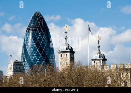 Torre di Londra e il Gherkin Building a Londra, Inghilterra Foto Stock