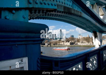 Il Tower Bridge e il Gherkin Building a Londra, Inghilterra Foto Stock