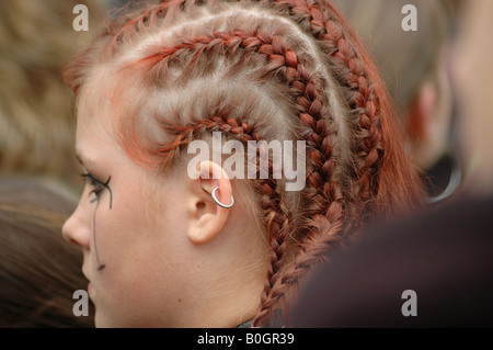 Giovane ragazza adolescente con stravaganti punk e acconciatura di capelli rossi trecce Foto Stock