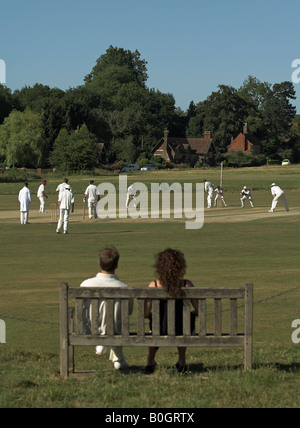 Matura sul banco la visione di villaggio inglese cricket Foto Stock