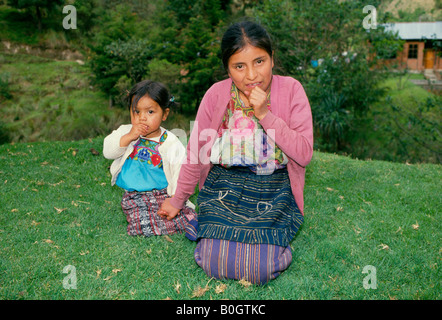 Una giovane madre indiana con il suo bambino in Guatemala highlands questo è un Maya donna indiana da uno dei piccoli villaggi locali Foto Stock