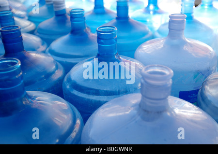 Una collezione di plastica blu contenitori di acqua Foto Stock