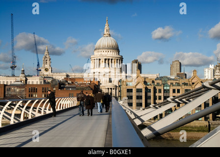 La Cattedrale di St Paul dal Millennium Bridge, Londra Inghilterra REGNO UNITO Foto Stock