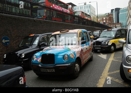 Londra autobus rossi e neri della tassa nel caos a Londra Paddington Stazione Ferroviaria, City of Westminster, Gran Bretagna, Regno Unito, Europa UE Foto Stock