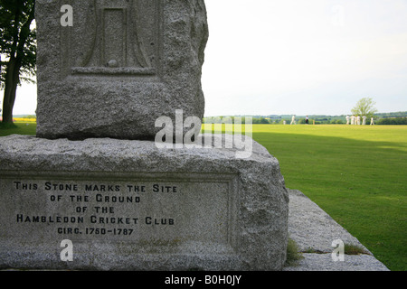 Monumento di pietra, Broadhalfpenny giù, Hambledon 'Culla di cricket'. più antiche mazze da cricket circa 1750 Foto Stock