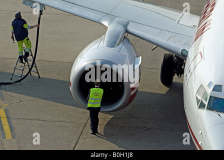 Air Berlin Airbus in fase di rifornimento e pre-volo guance all'Aeroporto Internazionale di Dusseldorf, Renania settentrionale-Vestfalia Germania Foto Stock