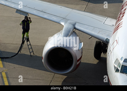 Air Berlin Airbus in fase di rifornimento all'Aeroporto Internazionale di Dusseldorf, Renania settentrionale-Vestfalia Germania Foto Stock