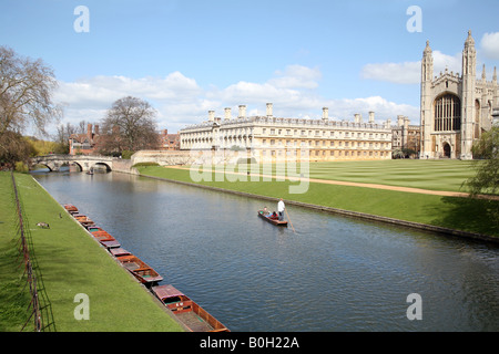 Passato Punting Kings College Chapel e Clare College di Cambridge Regno Unito Foto Stock