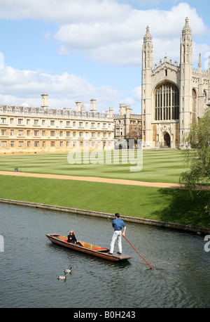 Un giovane punting passato Kings College Chapel e Clare College di Cambridge Regno Unito Foto Stock