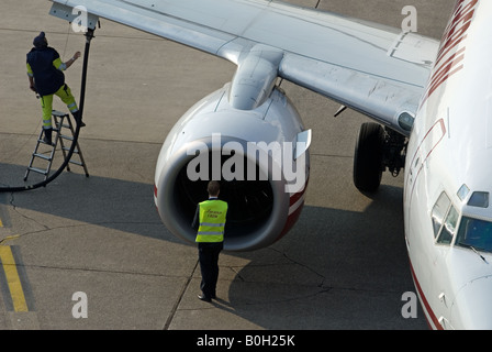 Air Berlin Airbus in fase di rifornimento e pre-volo guance all'Aeroporto Internazionale di Dusseldorf, Renania settentrionale-Vestfalia Germania Foto Stock