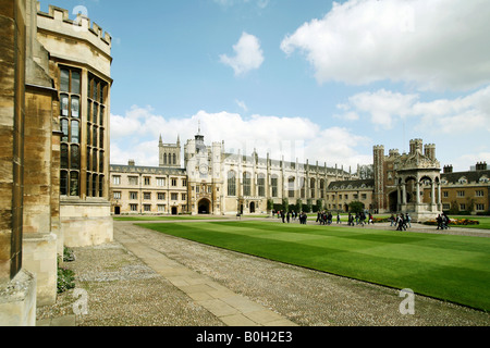 Gli studenti e i visitatori in una grande corte, il Trinity College di Cambridge, Inghilterra Foto Stock