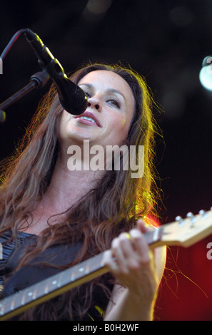 Alanis Morissette sul palco principale al V2002 Festival Hylands Park a Chelmsford Essex Foto Stock