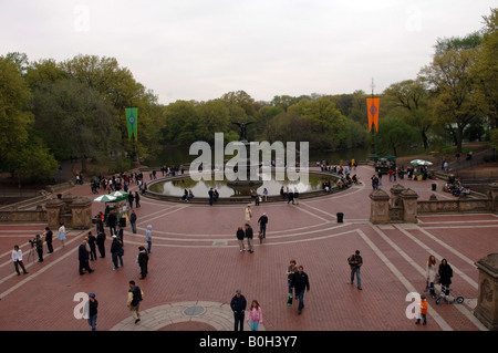 Bethseda terrazza con Bethesda Fontana e il lago di Central Park a New York Foto Stock