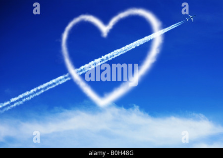 Amore cuore nel cielo con un aereo attraverso Foto Stock