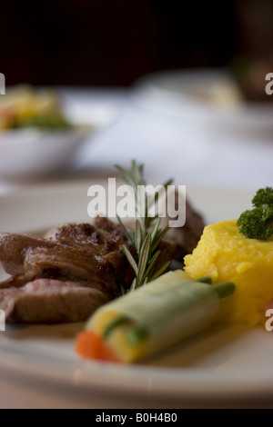 Contempory ckking, fine food modern europian la carne e le verdure Foto Stock