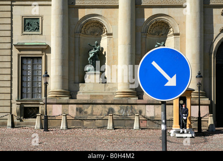 Sentry in una garitta fuori la Kungliga Slottet o il Royal Palace, la Città Vecchia o di Gamla Stan, Staden Isola, Stoccolma, Svezia. Foto Stock