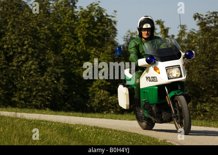 Motociclo tedesco poliziotto sulla sua BMW Moto Foto Stock