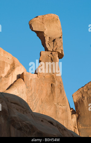 Roccia equilibrata Nefertiti Arches National Park nello Utah Foto Stock