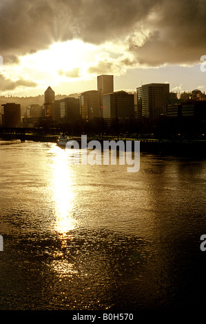 Tramonto sui grattacieli del centro di Portland Oregon USA Foto Stock