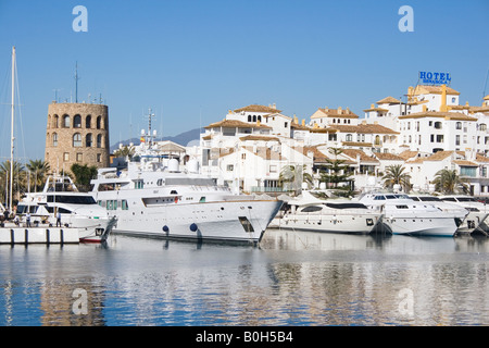 Marbella Costa del Sol Malaga Provincia Spagna Puerto Jose Banus yacht di lusso al di ancoraggio in porto Foto Stock