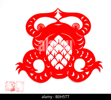 Frog papercut realizzati utilizzando le forbici per tagliare le immagini in freehand da carta di colore rosso a Suzhou Cina Foto Stock