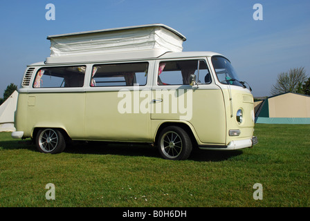 Una VW camper van con tetto elevata. Stiffkey, Norfolk, Inghilterra. Foto Stock