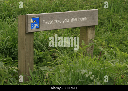 RSPB "Siete pregati di portare i vostri rifiuti Home " segno. Foto Stock