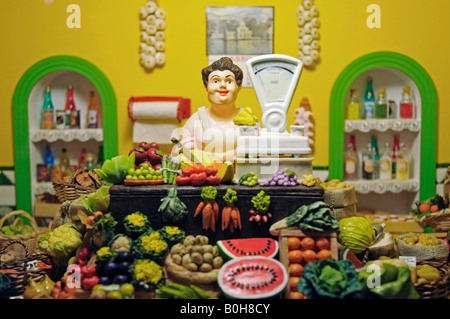 Produrre stand del mercato con una figura di un venditore, Antonio Marco Museo, Casa di Bambola Museum, Guadalest, Alicante, Costa Blanca Foto Stock