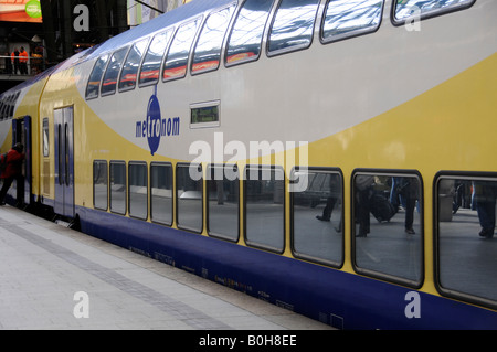 Double-decker treni passeggeri trasporto, treno andando a Uelzen, stazione centrale di Amburgo, Germania Foto Stock