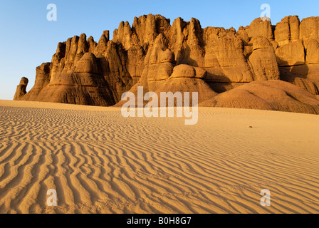 Ha eroso le formazioni rocciose che si innalzano al di fuori dell dune di sabbia del deserto, ondulazioni in Tin Akachaker, Tassili du Hoggar, Wilaya Tamanrasset, Sahara Foto Stock